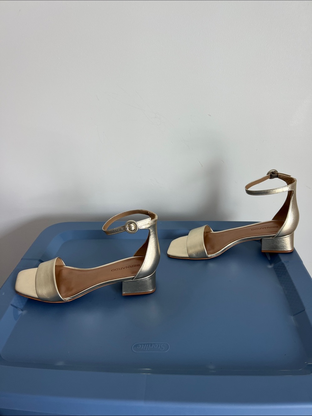 Bernardo champagne antique calf leather gold open toe sandals with low heel 9.5M - Picture 9 of 12